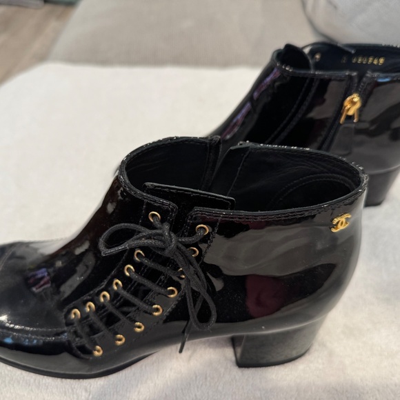 Chanel 15A CC Patent Leather Side Lace Up Booties Black CC Logo size 39 - Picture 7 of 8